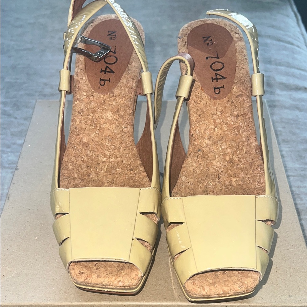 704b beige Slingback Sandals. Super cute! Size 39-U.S. 9